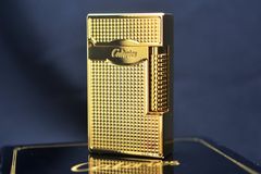 Bật lửa Calories 2 Lửa Hoa Văn Ô Vuông 3D Vàng CL-S01