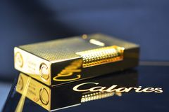 Bật lửa Calories 2 Lửa Hoa Văn Ô Vuông 3D Vàng CL-S01