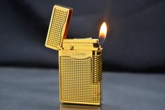 Bật lửa Calories 2 Lửa Hoa Văn Ô Vuông 3D Vàng CL-S01