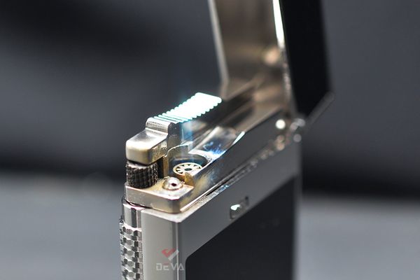 Bật lửa Calories 2 Lửa Sơn Mài Đen Viền Bạc CL-S04