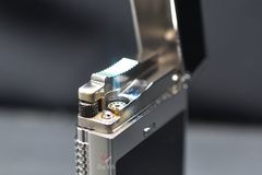 Bật lửa Calories 2 Lửa Sơn Mài Đen Viền Bạc CL-S04