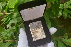 Zippo bạc khắc hình cá chép ZN172