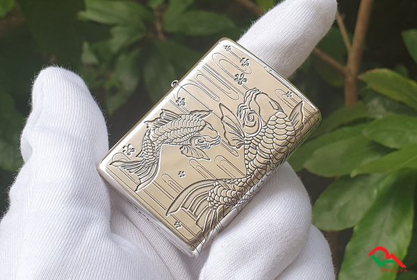 Zippo bạc khắc hình cá chép ZN172
