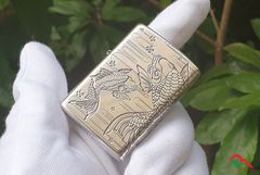 Zippo bạc khắc hình cá chép ZN172