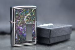 Zippo Mỹ chính hãng đen bóng hoa văn Colorful Venetian Z387