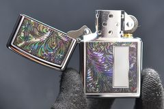 Zippo Mỹ chính hãng đen bóng hoa văn Colorful Venetian Z387