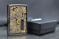 Zippo Mỹ chính hãng đen bóng hoa văn Venetian Z386