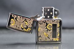 Zippo Mỹ chính hãng đen bóng hoa văn Venetian Z386