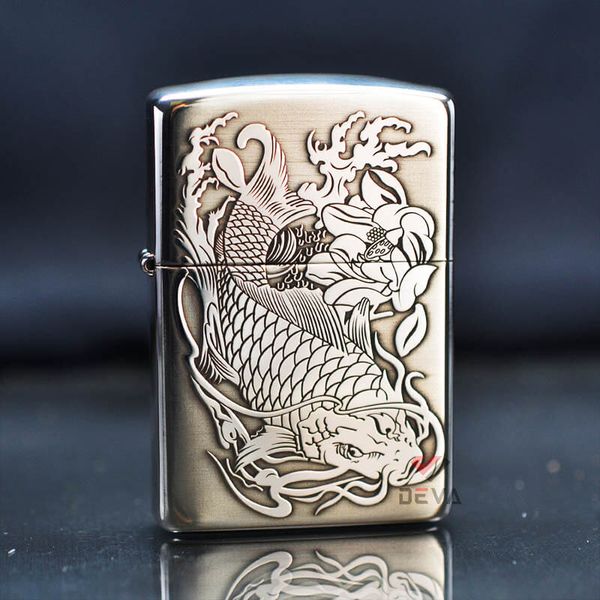 Zippo Bạc Khối Khắc 2 Mặt Cá Chép Trong Đầm Sen BK67