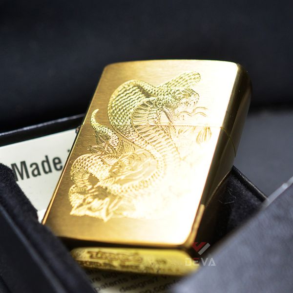 Zippo Khắc Hình Rắn Hổ Mang Chúa Z252