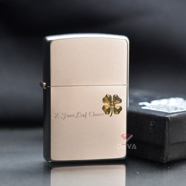 Zippo Satin Khắc Nổi Cỏ 4 Lá ZK81