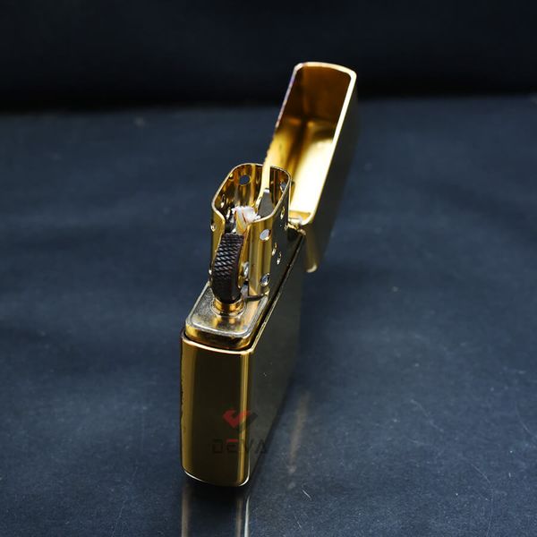 Zippo Armor Khắc Sâu Rắn Hổ Mang Chúa ZD72