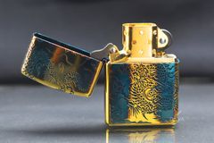 Zippo Armor Đồng Cháy Khắc Rồng Bay Lượn ZN09