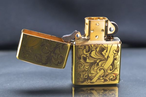 Zippo Đúc Nguyên Khối Hoa Văn Cô Gái Sexy ZN02