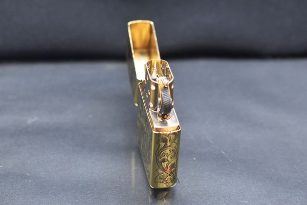 Zippo Đúc Nguyên Khối Hoa Văn Cô Gái Sexy ZN02