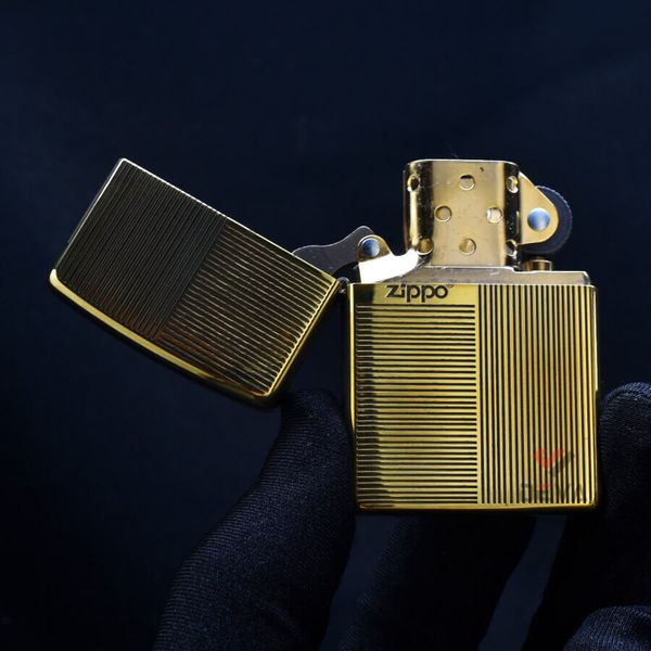 Zippo Khắc Các Đường Kẻ Sọc Ngang Dọc ZN393