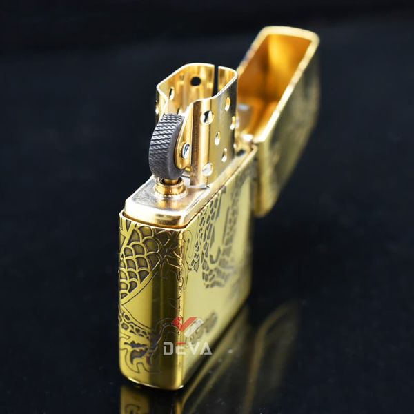 Zippo Khắc Sâu Rồng Vàng Bay Lượn ZN321