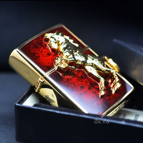 Zippo mạ vàng khảm mem ốp ngựa nổi ZN11