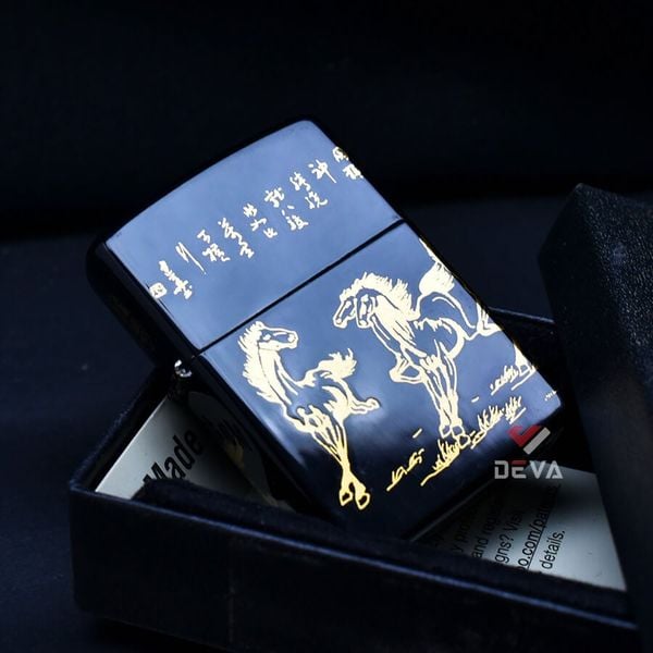 Zippo Sơn Đen Chủ Đề Đàn Ngựa Mã Đáo Thành Công ZN96