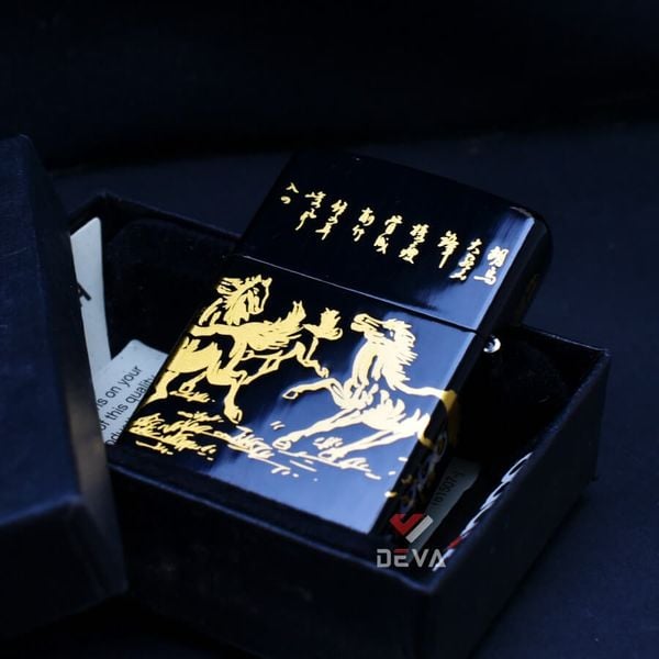 Zippo Sơn Đen Chủ Đề Đàn Ngựa Mã Đáo Thành Công ZN96