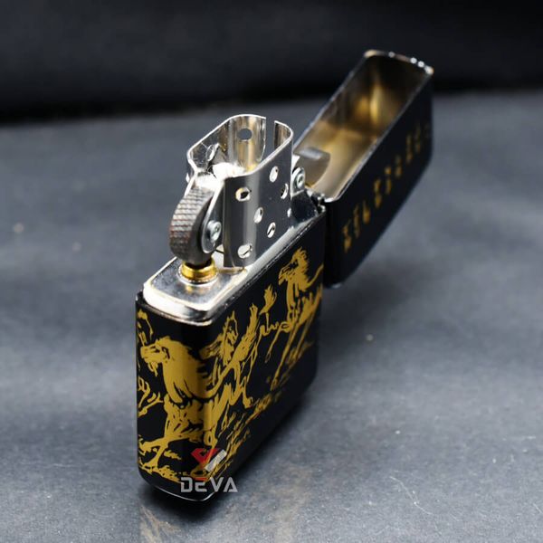 Zippo Sơn Đen Chủ Đề Đàn Ngựa Mã Đáo Thành Công ZN96