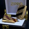 Zippo Sơn Mài Hoa Văn Mạ Vàng Kẻ Chéo ZN67