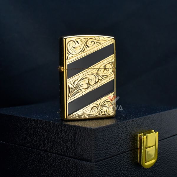 Zippo Sơn Mài Hoa Văn Mạ Vàng Kẻ Chéo ZN67