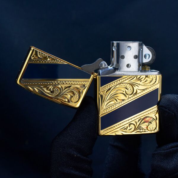 Zippo Sơn Mài Hoa Văn Mạ Vàng Kẻ Chéo ZN67