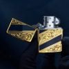 Zippo Sơn Mài Hoa Văn Mạ Vàng Kẻ Chéo ZN67