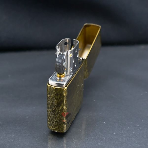 Zippo Armor Vỏ Thô Khắc Nổi Logo Zippo ZD25