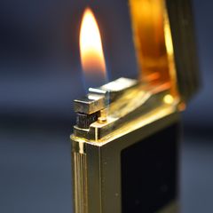 Bật lửa ST Dupont đường kẻ song song ô vuông sơn mài đen D223