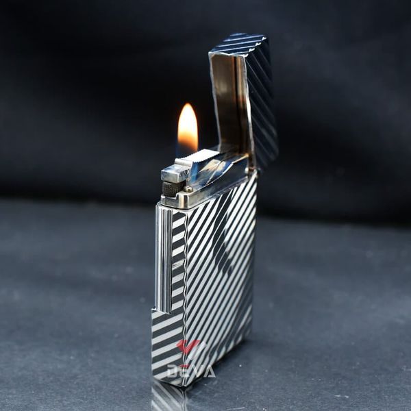 Bật lửa Dupont bạc kẻ chéo lượn sóng chữ D cách điệu D150T