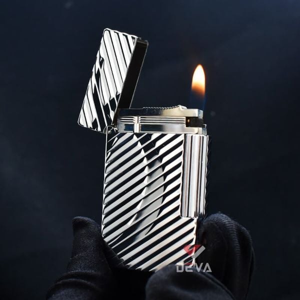 Bật lửa Dupont bạc kẻ chéo lượn sóng chữ D cách điệu D150T