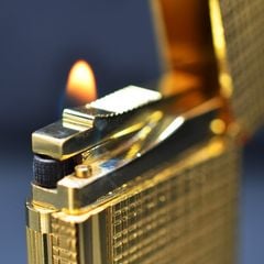 Bật lửa ST Dupont vàng ô vuông D109