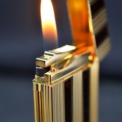 Bật lửa ST Dupont Hong Kong kẻ xọc sơn mài D95