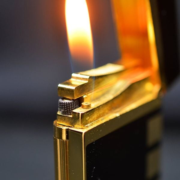 Bật lửa ST Dupont mảng sơn mài đen viền vàng D205