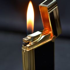 Bật lửa ST Dupont sơn mài đen kẻ vàng cạnh sọc D226V