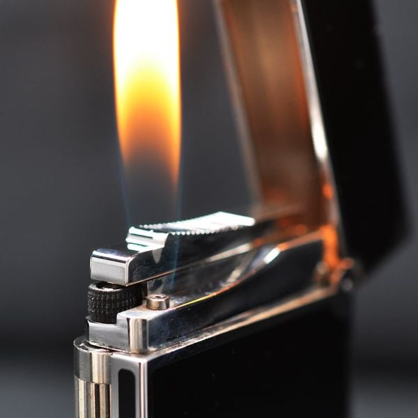 Bật lửa ST Dupont sơn mài đen viền vàng D125