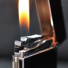 Bật lửa ST Dupont sơn mài đen viền vàng D125