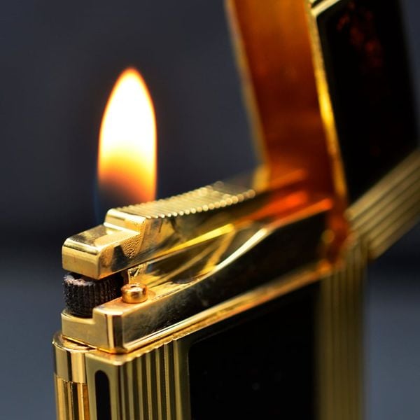 Bật lửa ST Dupont kẻ dọc sơn mài đen D164