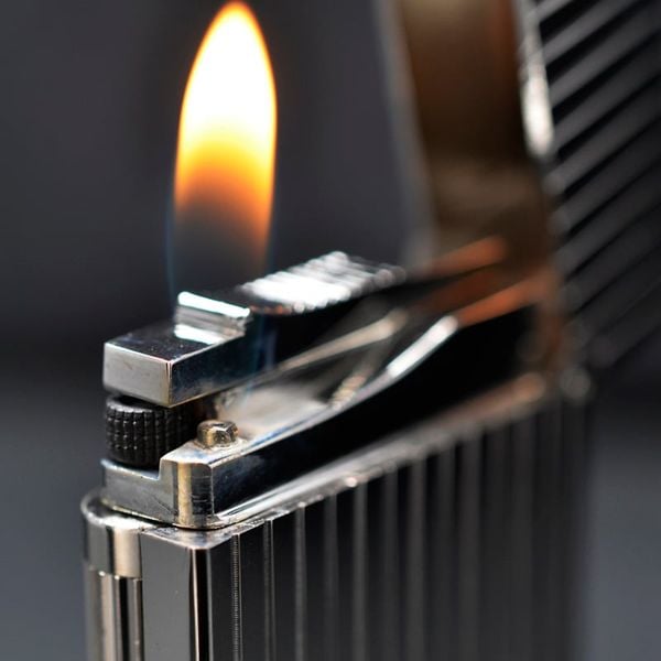 Bật lửa ST Dupont kẻ dọc song song D154