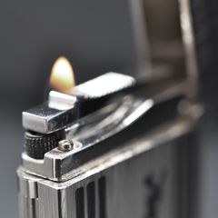 Mẫu bật Dupont sơn chữ Dupont màu vàng D130