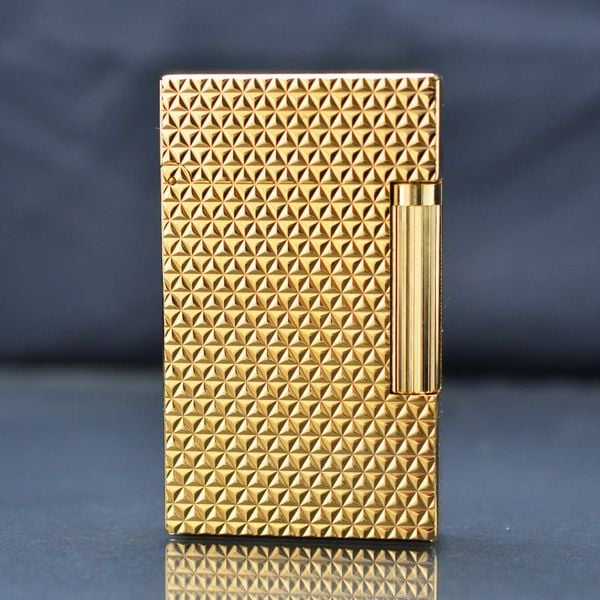 Bật lửa ST Dupont Mạ Vàng hoa văn tam giác nổi D184