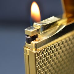 Bật lửa ST Dupont Mạ Vàng hoa văn tam giác nổi D184