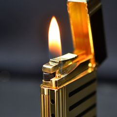 Bật lửa ST Dupont vàng kẻ dòng sơn mài đen D228