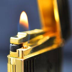 Mẫu bật Dupont sơn chữ Dupont màu vàng D130