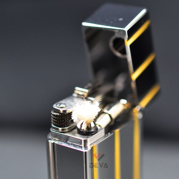 Bật Lửa Xăng Đá Calories Màu Bạc Kẻ Chìm Sọc Vàng CL05