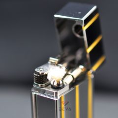 Bật Lửa Xăng Đá Calories Màu Bạc Kẻ Chìm Sọc Vàng CL05