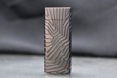 Bật lửa xăng đá Calories Đen Titan Hoa Văn 3D CL03