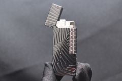 Bật lửa xăng đá Calories Đen Titan Hoa Văn 3D CL03